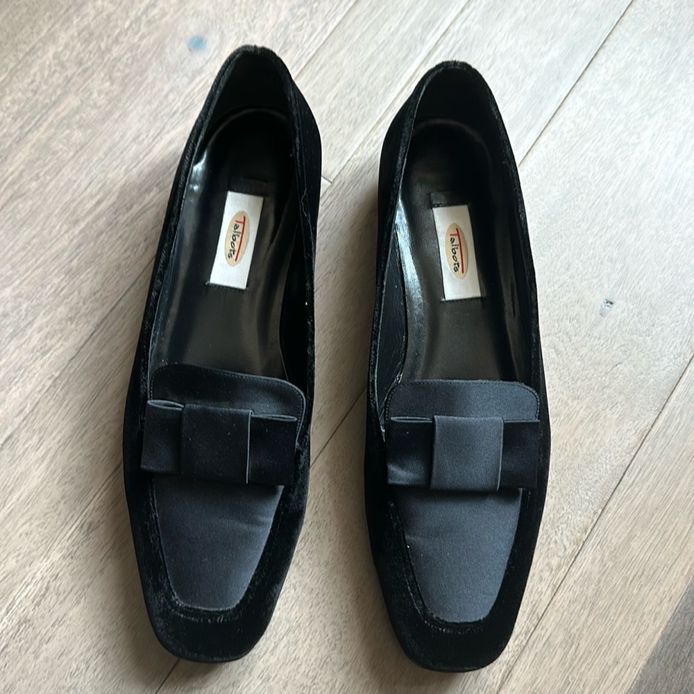 Talbots Tuxedo black flat shoes with bow in silky material. Size 8 1/2N